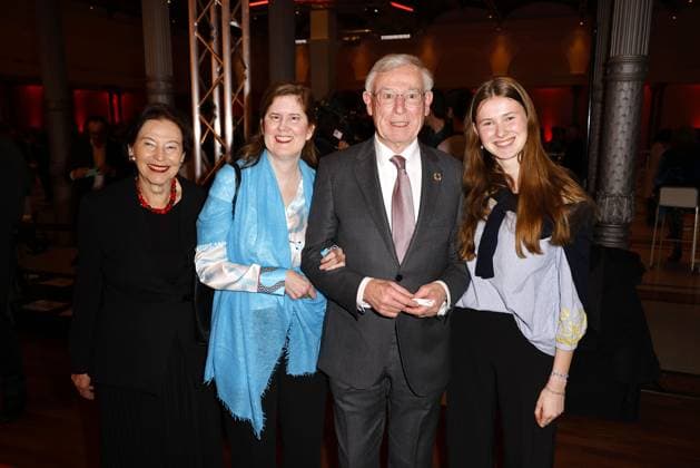 Entertainment Bilder des Tages Bundespraesident a.D. Horst Koehler mit seiner Ehefrau Eva Luise Koehler und Tochter Ulrike Koehler und Enkelin Helen Koehler bei der Verleihung vom Deutschen Hoerfilmpreis am 19.03.2024 in Berlin Deutscher Hoerfilmpreis 2024 in Berlin
