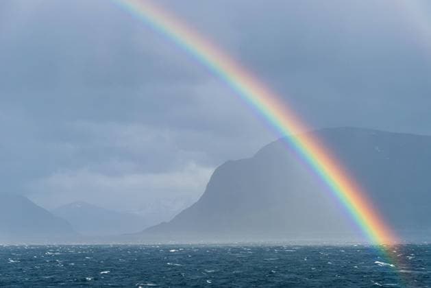  Regenbogen über Fjord und Bergen, ALESUND, Geirangerfjord, Norwegen, Europa *** Rainbow via Fjord and Bergen, ALESUND, Geirangerfjord, Norway, Europe Copyright: imageBROKER/MaciejxOlszewski ibxmao10330064.jpg