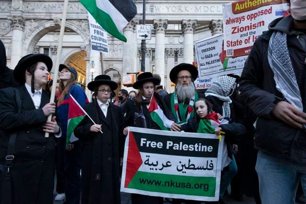 Bilder des Jahres 2024, News 03 März News Themen der Woche KW12 News Bilder des Tages March 19, 2024, New York, New York, USA: Members of Neturei Karta march with demonstrators. An emergency action for Gaza in response to the bombing of Al-Shifa Hospital brought hundreds of protesters to the City Hall area where Eric Adams was hosting a Ramadan Iftar. Protesters marched through the Civic Center area of Manhattan moving back and forth from the streets to the sidewalks with NYPD threatening arrest for blocking the roadways. Hundreds of police officers surrounded the SurrogateÃ¢â‚¬â ¢s Court Hall of Records where Mayor Adams event was taking place as well as following the protesters. A sign reads Free Palestine. New York USA - ZUMAr174 20240319_znp_r174_027 Copyright: xGinaxMxRandazzox