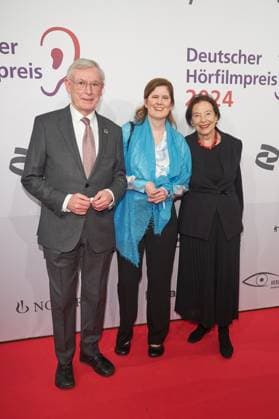 Horst Koehler (Bundespraesident a.D.) mit Ehefrau Eva Luise Koehler und Tochter Ulrike Koehler - Verleihung des 22.Deutschen Hoerfilmpreis 2024 in der Hauptstadtrepraesentanz der Deutschen Telekom in Berlin am 19.03.2024. 22. Deutscher Hoerfilmpreis 2024