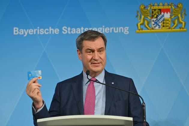 Bilder des Jahres 2024, News 03 März News Themen der Woche KW12 News Bilder des Tages Markus SOEDER (Ministerpraesident Bayern und CSU Vorsitzender) praesentiert die Bezahlkarte. Bayerische Staatsregierung stellt am 20.03.2024 die Bayerische Bezahlkarte fuer Asylbewerberinnen und Asylbewerber in Muenchen vor, *** Markus SOEDER State Premier of Bavaria and CSU Chairman presents the payment card Bavarian state government presents the Bavarian payment card for asylum seekers in Munich on 20 March 2024,
