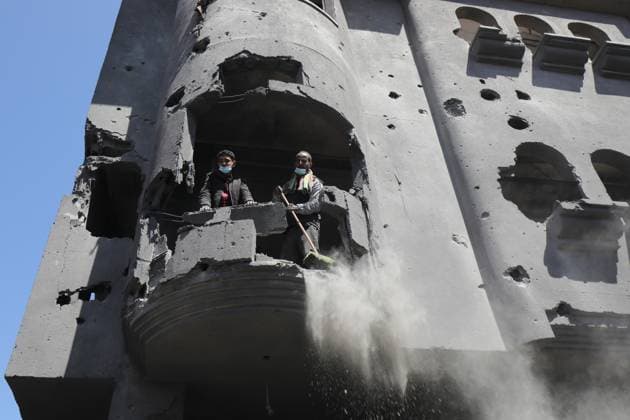 Bilder des Jahres 2024, News 03 März News Themen der Woche KW12 News Bilder des Tages A view from the damaged area after Israeli attacks in Nuseirat A view from the damaged area after Israeli attacks in Nuseirat, Gaza Strip on March 20, 2024. Israeli air, sea and land attacks on the Gaza Strip continue. It was reported that the Israeli army attacked the Nuseirat Refugee Camp in the central part of Gaza, killing and wounding people. As a result of the attack, many buildings were destroyed and surrounding buildings were damaged. Palestinians in the area carried out search and rescue operations in the rubble of buildings destroyed in the attack. Photo by Omar Ashtawy apaimages Nuseirat Gaza Strip Palestinian Territory 200324_Nusairat_OSH_1_00(10) Copyright: xapaimagesxOmarxAshtawyx xapaimagesx