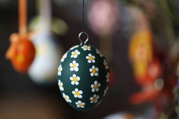 Ostern 20.03.2024, Ostramondra, Osterstrauss - an Weidenzweigen haengt ein Osterei mit Blumenmuster *** Easter 20 03 2024, Ostramondra, Easter bouquet on willow branches hangs an Easter egg with flower pattern