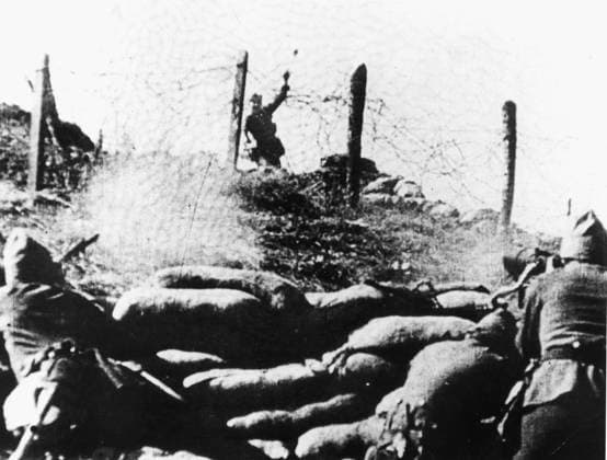 SPANISH CIVIL WAR, 1936. A Nationalist soldier under fire tosses a lethal hand grenade into a Republican machine gun stronghold near Burgos, 9 December 1936.  Copyright: xGRANGERx xGRANGERx 0033913