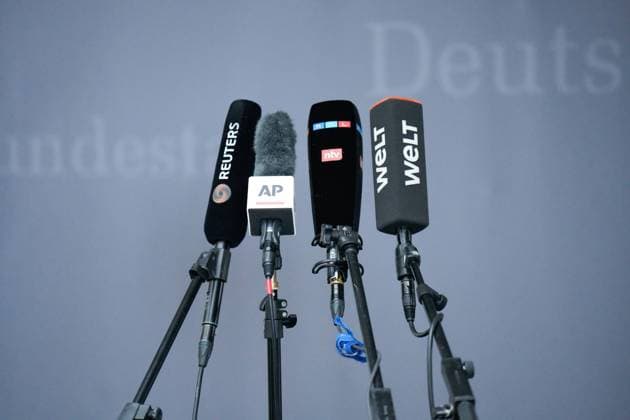 Medien, Presse, Mikro Symbolbild mit vielen Mikrofonen, im Hintergrund Bundestag Berlin Berlin GER *** Media, press, microphone Symbolic picture with many microphones, in the background Bundestag Berlin GER