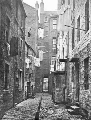SCOTLAND: GLASGOW, 1868. A close (alley) off High Street in Glasgow, Scotland. photograph by Thomas Annan, 1868.  Copyright: xGRANGERx xGRANGERx 0043135