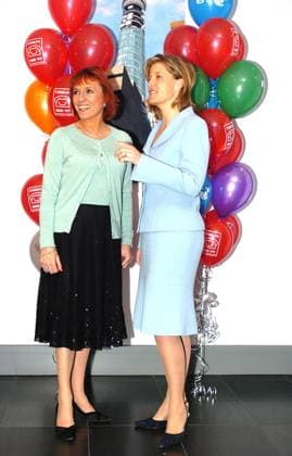 BT Childline Services to Children Awards Broadcaster and Childline founder Esther Rantzen and HRH The Countess of Wessex attend the BT Childline Services to Children Awards 2004 at the BT Tower in London. - Date: 10.12.2004., Credit:uppa.co.uk Avalon United Kingdom  Copyright: xuppa.co.ukx xAvalonx 0559537131