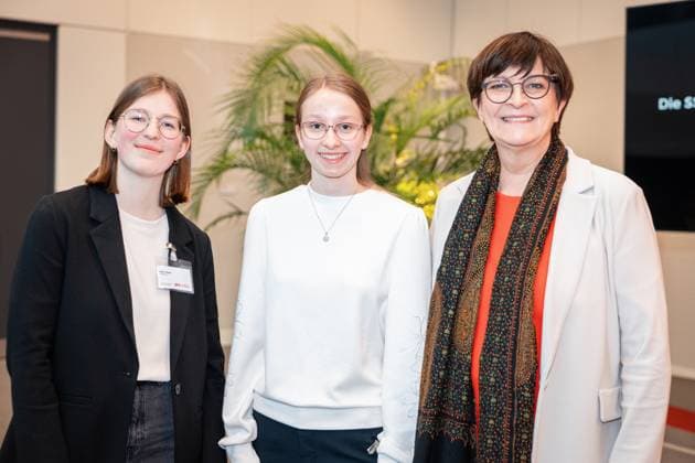 Saskia Esken, rechts, Parteivorsitzende SPD, bei der Verleihung des Otto-Wels-Preises im Deutschen Bundestag, 20.3.2024, Bundestag, Reichstagsgebäude, Berlin, Deutschland