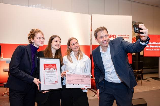 SPD, Lars Klingbeil macht ein Selfie mit Gewinnern des Otto-Wels-Preises im Deutschen Bundestag, 20.3.2024, Bundestag, Reichstagsgebäude, Berlin, Deutschland