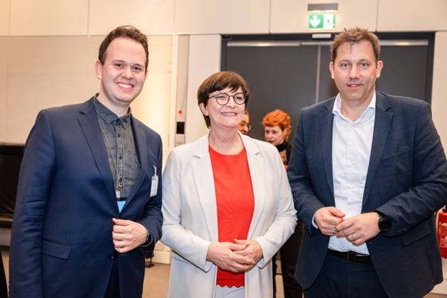Saskia Esken, mitte, Lars Klingbeil, rechts, Verleihung des Otto-Wels-Preises im Deutschen Bundestag, 20.3.2024, Bundestag, Reichstagsgebäude, Berlin, Deutschland