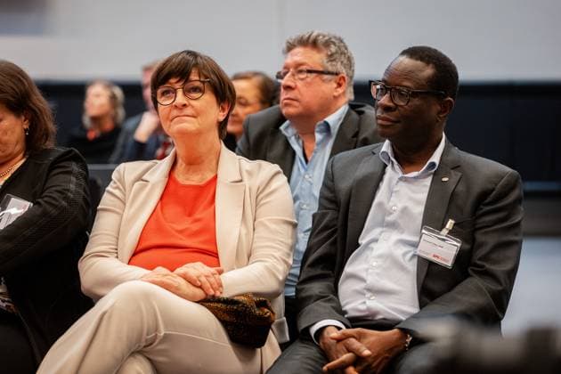Saskia Esken, Karamba Diaby bei der Verleihung des Otto-Wels-Preises im Deutschen Bundestag, 20.3.2024, Bundestag, Reichstagsgebäude, Berlin, Deutschland