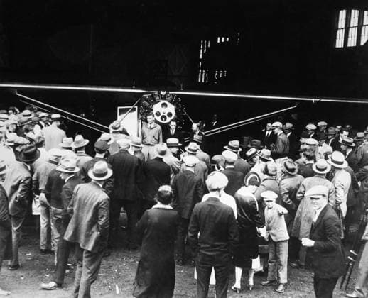 CHARLES A. LINDBERGH (1902-1974). American aviator. Lindbergh and the Spirit of St. Louis surrounded by the curious at Roosevelt Airfield, Long Island, just prior to Lindbergh s takeoff for Paris, France, 20 May 1927.  Copyright: xGRANGERx xGRANGERx 0044984