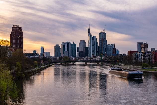 20.03.2024, xovx, Architektur, Wetter, Abendstimmung zum Frühlingsanfang über der Skyline von Frankfurt am Main, Hessen Abendstimmung zum Frühlingsanfang über der Skyline in Frankfurt am Main nach einem milden Frühlingstag mit Temperaturen von annähernd 20Â° C. Frankfurt am Main Osthafenbrücke Hessen Deutschland (DE) *** 20 03 2024, xovx, Architecture, Weather, Evening mood at the beginning of spring over the skyline of Frankfurt am Main, Hesse Evening mood at the beginning of spring over the skyline in Frankfurt am Main after a mild spring day with temperatures approaching 20°C Frankfurt am Main Osthafenbrücke Hesse Germany EN