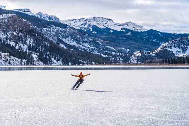 Wild Ice Skater on A Frozen Lake in Colorado Lake City, Colorado, United States CR_WLCB240318-1370438-01 ,model released, Symbolfoto