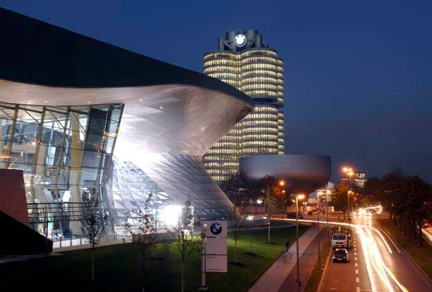 Themenbild zur BMW GROUP Jahrespressekonferenz am 21.03.2024. ARCHIVFOTO: Die BMW Welt wird zwischen August 2003 und Herbst 2007 von den Architekten Coop Himmelb(l)au fuer BMW in direkter Naehe zum Vierzylinder in Muenchen errichtet. Auf dem Dach ist eine Solaranlage mit 800 KW Leistung installiert. Die Eroeffnung findet am 20. 21. Oktober 2007 statt. In der Markenwelt sollen BMW-Fahrzeuge, Motorsport, Innovationen und Technik ausgestellt werden. Die BMW Welt entsteht in unmittelbarer Nachbarschaft zur Konzernzentrale, zum BMW Museum und zum BMW Werk Muenchen. Durch den Bereich der Fahrzeugauslieferung soll der Dialog mit Kunden und Besuchern verstaerkt werden, zudem soll dem Kunden fÂür die Abholung seines bestellten Fahrzeugs ein besonde
