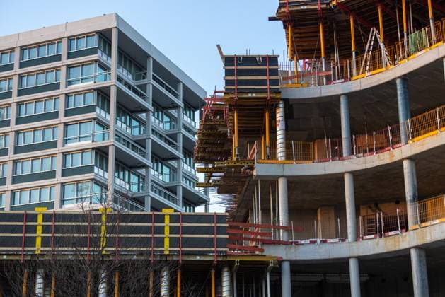 Symbolbild Neubau Deutschland, Berlin Mätz 2024: Häuser mit Gerüst in der Entstehung. *** Symbolic image of new construction in Germany, Berlin Mätz 2024 Houses with scaffolding under construction