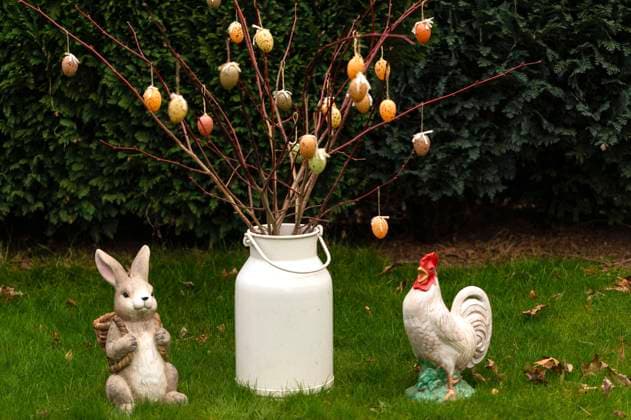 Ein Osterhase und Hahn aus Porzelan mit einem Osterstrauß mit Ostereiern im Garten. (Symbolfoto, Themenfoto) *** A porcelain Easter bunny and rooster with an Easter bouquet and Easter eggs in the garden Symbol photo, Theme photo Foto:xB.xSchubertx xFuturexImagex ostern_4303