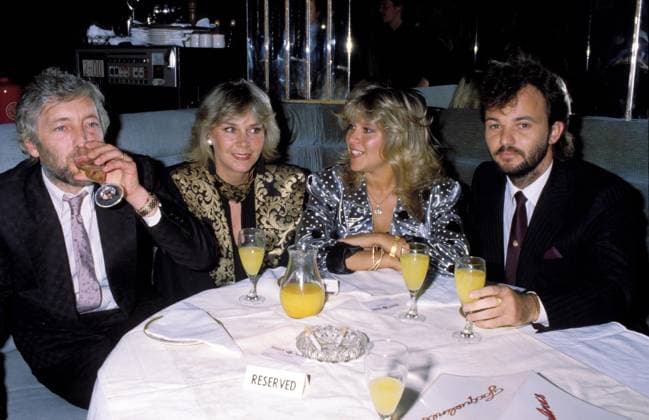 Sam Fox arrested and jailed after drunken arguement on flight from London to Munich Pat Fox (father and former manager) Vanessa Fox (sister), Samantha Fox (Sam Fox), Peter Foster. c.1987 CAP PL Phil Loftus Copyright: xPhilxLoftus CapitalxPicturesx