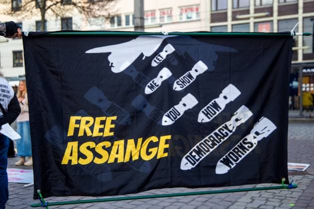 Mannheim, 20. März 2024: Kundgebung der OffGes OFFENE GESELLSCHAFT KURPFALZ für den Stopp von weiteren Waffenlieferungen an die Ukraine und die Aufnahme von Friedensverhandlungen. Zu sehen ist auch eine Fahne mit der Aufschrift FREE ASSANGE *** Mannheim, March 20, 2024 Rally of OffGes OFFENE GESELLSCHAFT KURPFALZ for the stop of further arms deliveries to Ukraine and the start of peace negotiations A banner with the inscription FREE ASSANGE is also on display Copyright: xx