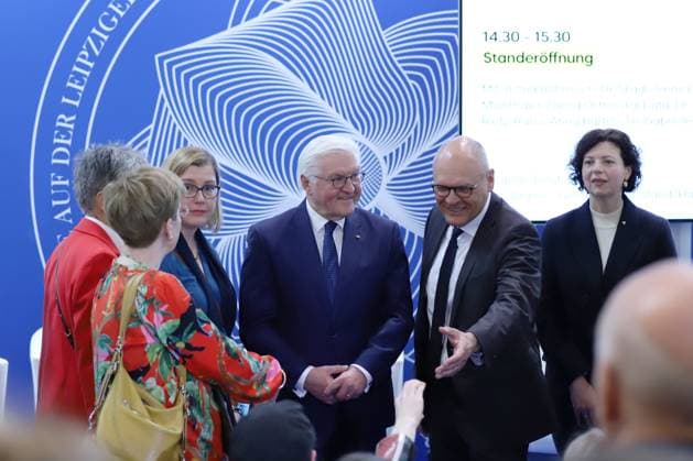 Bilder des Jahres 2024, News 03 März News Themen der Woche KW12 News Bilder des Tages Leipzig, Sachsen, Deutschland, 21.03.2024: Messe: Leipziger Buchmesse - 1. Publikumstag: Bundespräsident Frank-Walter Steinmeier macht einen Rundgang *** Leipzig, Saxony, Germany, 21 03 2024 Leipzig Book Fair 1 Public Day Federal President Frank Walter Steinmeier takes a tour of the fair Copyright: xdtsxNachrichtenagenturx dts_33028