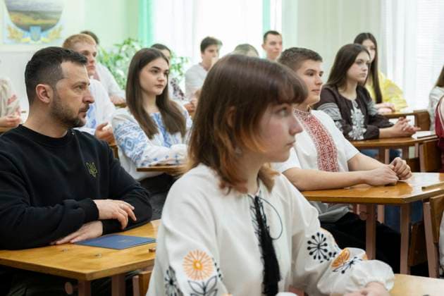 News Themen der Woche KW12 News Bilder des Tages Ukraine, Wolodymyr Selenskyj zu Gast in einer Schule in Kiew Le prÃ sident de l Ukraine Volodymyr Zelensky visite une Ã cole Ã l occasion du deuxieme anniversaire de la libÃ ration de la rÃ gion de Kiev des occupants russes Le prÃ sident de l Ukraine Volodymyr Zelensky visite une Ã cole Ã l occasion du deuxieme anniversaire de la libÃ ration de la rÃ gion de Kiev des occupants russes, en Ukraine, le 21 mars 2024. Ukraine Presidency via Bestimage Ukrainian president Volodymyr Zelenskys visited a school on the second anniversary of the liberation of the kyiv region of the Russian occupants, in Ukraine, on March 21, 2024. Ukraine  Copyright: xUkrainexPresidencyxviaxBestimagexUkrainexPresidencyxviaxBestimagex