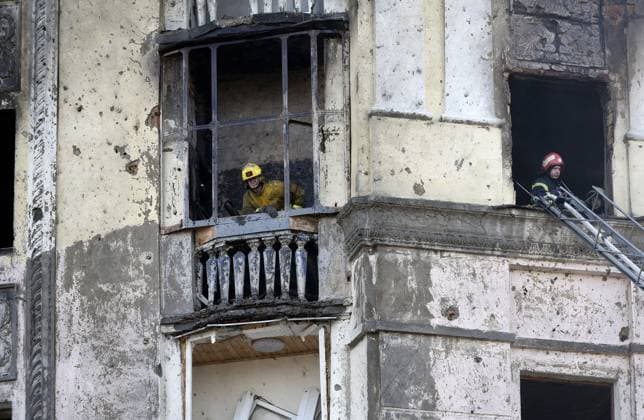 News Themen der Woche KW12 News Bilder des Tages KYIV, UKRAINE - MARCH 21, 2024 - A firefighter eliminates the consequences of Russian shelling in Shevchenkivskyi district of Kyiv, capital of Ukraine. Impact of Russian missile strike on Shevchenkivskyi district of Kyiv  Copyright: xRuslanxKaniukax