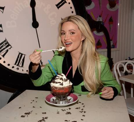 Bilder des Jahres 2024, Entertainment 03 März Entertainment Themen der Woche KW12 Entertainment Bilder des Tages Holly Madison on Good Day NY and at Serendipity to during a NY press tour to promote her new show Lethally Blonde, which premieres on Investigation Discovery Monday, March 25, at 10 p.m. ET. Featuring: Holly Madison Where: New York, New York, United States When: 21 Mar 2024 Credit: Michael Simon startraksphoto.com EDITORIAL USE ONLY. NOT FOR USE BY NEWSPAPERS BASED IN THE UK. Copyright: xMICHAELxSIMONx 53589103