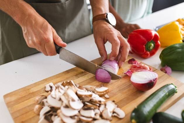 IMAGO Creative, Food, Trend, Meal Prep A person is chopping vegetables on a wooden cutting board in a kitchen A person is chopping vegetables on a wooden cutting board in a kitchen. Wearing a gray apron and a wristwatch, the focus is on meal preparation with colorful bell peppers nearby., model released, , property released, Cape Town, South Africa, 15.11.2023, 4961140.jpg, people,chopping vegetables,wooden cutting board,kitchen,meal preparation,colorful bell peppers,gray apron,wristwatch,cooking,food,chef,preparing,healthy,fresh,organic,nutrition,culinary,cuisine,chef s knife,kitchenware,chopping board,vegetables,meal,preparing food,cooking process,apron,bell peppers,kitchen tools,meal prepping,cooking utensils,kitchen essentials,food ingredients,cooking accessories,meal prep,