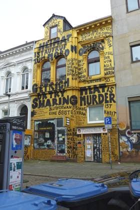 In einer Seitenstraße des Bremer Steintorviertels steht ein Wohn- und Geschäftshaus mit komplett bemalter Fassade. Unten residiert der Buch- und Schallplattenladen Golden Shop.