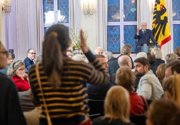 Bilder des Jahres 2024, News 02 Februar Bundespraesident Frank-Walter Steinmeier (re. hinten) sprach am Donnerstag (21.03.2024) in der Alten Boerse in Leipzig zu 35 Jahre friedliche Revolution und 75 Jahre Grundgesetz. (Foto: mehrere portestierende Frauen unterbrachen Steinmeier bei dessen Rede. Sie forderten ein Ende der Kaempfe in Gaza) Steinmeier sagte: Die Demokratie zu schuetzen und zu staerken, sie wehrhafter zu machen, das ist die Bewaehrung, vor der wir stehen. Der Bundespraesident hatte zuvor die Buchmesse besucht. Vor 35 Jahren, am 9. Oktober 1989, gingen in Leipzig ueber 70.000 Menschen fuer Freiheit und Demokratie auf die Strasse. Das Grundgesetz wurde am 23. Mai 1949 verkuendet, seit 1990 gilt es auch auf dem Gebiet der ehemaligen DDR. (Siehe epd-Meldung vom 21.03 Copyright: epd-bild P.-P.xBraun 210324_ppb-90