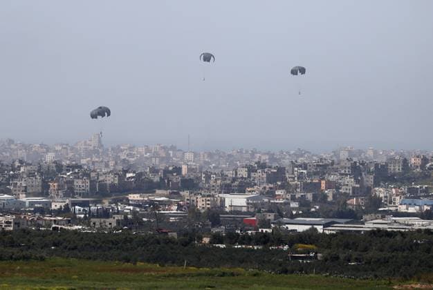 News Themen der Woche KW12 News Bilder des Tages (240321) -- NIR AM, March 21, 2024 -- Airdropped humanitarian aid falls toward the Gaza Strip amid the ongoing Israel-Hamas conflict, seen from near Nir Am, a kibbutz in southern Israel, on March 21, 2024. the Hamas-run Ministry of Health in Gaza said Thursday in a statement that the Israeli army killed 65 Palestinians and wounded 92 others during the past 24 hours, bringing the total death toll to 31,988 and injuries to 74,188 since the Israel-Hamas conflict broke out on Oct. 7, 2023. Israel has been launching a large-scale offensive against Hamas in the Gaza Strip to retaliate against a Hamas rampage through the southern Israeli border on Oct. 7, 2023, during which about 1,200 people were killed and more than 200 were taken hostage. (Pho 