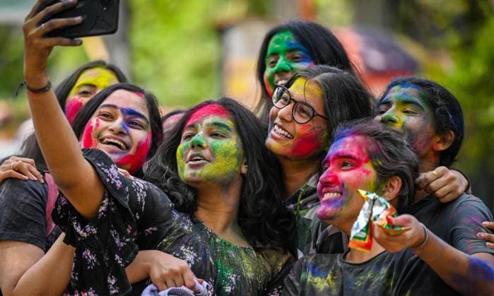 News Themen der Woche KW12 News Bilder des Tages NEW DELHI, INDIA - MARCH 21: Students play with colours ahead of Holi festival, at outside the Matasundari College, ITO on March 21, 2024 in New Delhi, India.(Photo by Raj K Raj Hindustan Times) Students Play Colors Ahead Of Holi