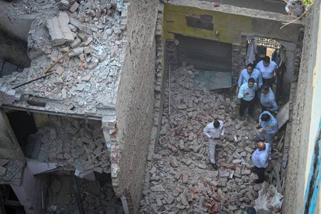 News Themen der Woche KW12 News Bilder des Tages Indien, Gebäude-Einsturz in Neu-Delhi NEW DELHI, INDIA - MARCH 21: A view of the spot where a two story building gets collapsed resulting in death of two people at Kabir Nagar on March 21, 2024 in New Delhi, India.(Photo by Sanchit Khanna Hindustan Times) Two Killed, One Critical After Building Collapses At Kabir Nagar In Delhi