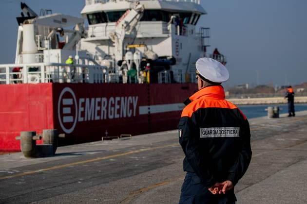 News Themen der Woche KW12 News Bilder des Tages The Emergency rescue ship Life Support in Ravenna, Italy - 21 Mar 2024 A man from the Italian coast guard checks that the mooring maneuvers of the rescue ship are proceeding correctly to facilitate the disembarkation of the migrants. The Emergency rescue ship Life Support landed at the port of Ravenna at 8:00 in the morning with 71 migrants on board who were saved at sea during their navigation. Ravenna Italy Copyright: xMarcoxCordonex xSOPAxImagesx MARC9697