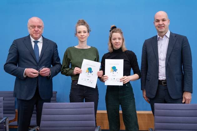 News Themen der Woche KW12 News Bilder des Tages Bundespressekonferenz zum Thema Klimageld Wir zeigen, dass es moeglich ist! Dr. Ulrich Schneider, Hauptgeschaeftsfuehrer, Der Paritaetische Gesamtverband gemeinsam mit Helena Steinhaus, Gruenderin Sanktionsfrei e. V., Carla Reemtsma, Fridays For Future und Prof. Marcel Fratzscher, Präsident des Deutschen Institutes für Wirtschaftsforschung (DIW)in der Bundespressekonferenz zur Vorstellung des Thema Klimageld Wir zeigen, dass es moeglich ist!, Berlin , 21.03.2024 Berlin Berlin Deutschland *** Federal Press Conference on the topic of climate money We show that it is possible Dr Ulrich Schneider, Chief Executive Officer, Der Paritaetische Gesamtverband together with Helena Steinhaus, Founder Sanktionsfrei e V , Carla Reemtsma, Frida