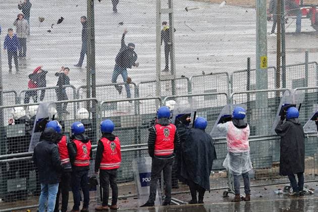 Bilder des Jahres 2024, News 03 März News Themen der Woche KW12 News Bilder des Tages March 21, 2024, Diyarbakir, Turkey: At the Newroz celebrations in Diyarbakir, Kurdish youth protest against the installation of a 5-meter-high wire mesh and police barrier between the platform where speeches and concerts are held and the people attending the celebration are seen throwing stones at the Turkish police. The final of the March 21 Newroz Holiday, which was celebrated in 58 centers in Kurdish cities in Turkey for two weeks, was celebrated with a rally and festival attended by hundreds of thousands of people in Diyarbakir. The Newroz celebration in Diyarbak?r was organized by the Kurdish political parties and organizations Peoples Equality and Democracy Party (DEM Party), Democratic Regions Party (DBP), Democratic Society Congres - ZUMAs197 20240321_aaa_s197_375 Copyright: xMehmetxMasumxSuerx