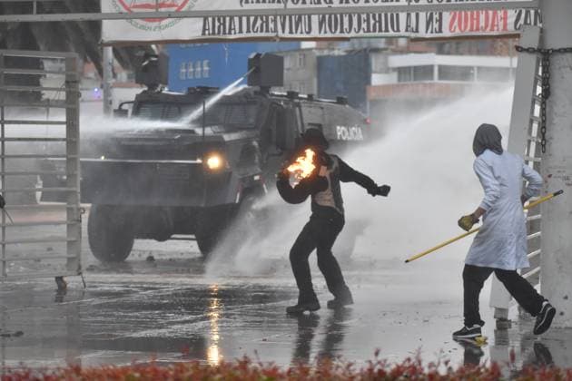News Themen der Woche KW12 News Bilder des Tages March 21, 2024, Bogota, Cundinamarca, Colombia: Demonstrators clash with Colombia s riot police UNDEMO formerly known as (ESMAD) after Colombia s national univeristy assigned a new rector, in Bogota, March 21, 2024. Bogota Colombia - ZUMAvp1_ 20240321_zia_vp1_011 Copyright: xCristianxBayonax