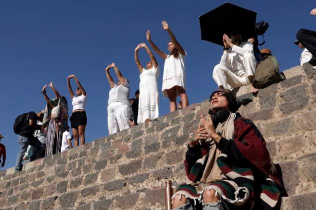 News Bilder des Tages March 21, 2024, State of Mexico, Mexico: Persons raise their hands to fill herself with energy during the spring equinox in the archaeological zone of Teotihuacan in the Municipality of Teotihuacan, in the State of Mexico. on March 21, 2024 in State of Mexico, Mexico Teotihuacan Mexico - ZUMAe321 20240321_zia_e321_027 Copyright: xLuisxBarronx