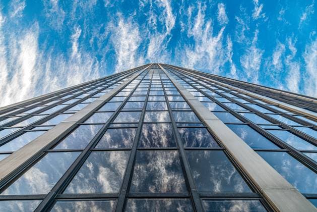 Creative Highlights World Looking up at the towering Montparnasse Tower against a backdrop of wispy clouds. XV Distrito de Paris Paris Francia Copyright: xFelipexRodriguezx xVWPicsx FROD-210304-Paris-34