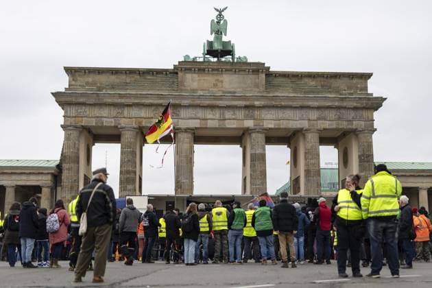 News Themen der Woche KW12 News Bilder des Tages Demonstranten vor dem Brandenburger Tor, aufgenommen im Rahmen der öÄöBauern-ProtesteöÄÃ² in Berlin, 22.03.2024. Berlin Deutschland *** Demonstrators in front of the Brandenburg Gate, taken during the öÄöBauern protestsöÄÃ² in Berlin, 22 03 2024 Berlin Germany Copyright: xLorenzxHuterxphotothek.dex