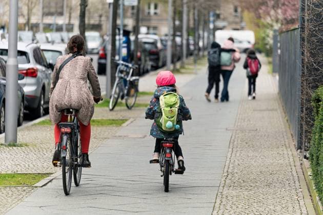 2024-03-21,Berlin,eine Frau und Kind sind jeweils mit einen Fahrrad auf dem Gehweg unterwegs *** 2024 03 21,Berlin,a woman and child are each riding a bicycle on the sidewalk