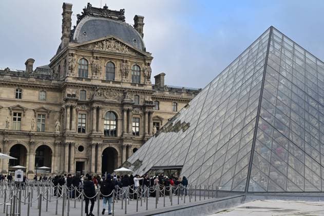 Tourists stand in line to Louver Museum in Paris France PARIS - NOV 30 2022:Tourists stand in line to Louver Museum an historic landmark in Paris, France.Since 1993, the underground space under the Pyramid has been been the main entrance of the museum. EDITORIAL USE ONLY Copyright: xx RafaelxBen-Arix cewitness103604