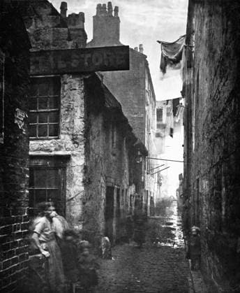 SCOTLAND: GLASGOW, 1868. Old Venel Close (alley) off High Street in Glasgow, Scotland. Photographed in 1868 by Thomas Annan.  Copyright: xGRANGERx xGRANGERx 0064099