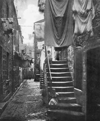GLASGOW, SCOTLAND. A close (alley) off High Street; photographed in 1868 by Thomas Annan.  Copyright: xGRANGERx xGRANGERx 0064100