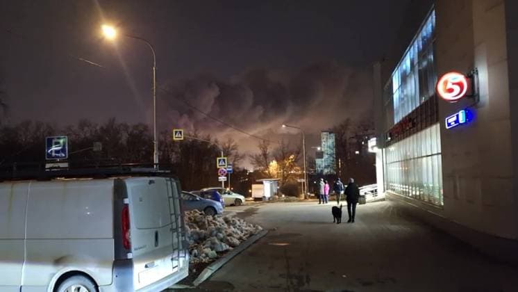News Themen der Woche KW12 News Bilder des Tages Russia Concert Shooting 8647676 22.03.2024 In this video grab, smoke rises above the Crocus City Hall concert venue following a reported shooting incident, near Moscow, Russia. Several gunmen in combat fatigues burst into a concert hall on March 22 and fired automatic weapons at the crowd, injuring an unspecified number of people. Sputnik Moscow Russia  Copyright: xx