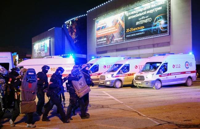 Russland, Schüsse und Brand in Konzerthalle in Moskau Russia Concert Shooting 8647766 22.03.2024 Law enforcement officers are seen near the Crocus City Hall concert venue following a reported shooting incident, near Moscow, Russia. Several gunmen in combat fatigues burst into a concert hall on March 22 and fired automatic weapons at the crowd, injuring an unspecified number of people. Maksim Blinov Sputnik Moscow region Russia  Copyright: xMaksimxBlinovx
