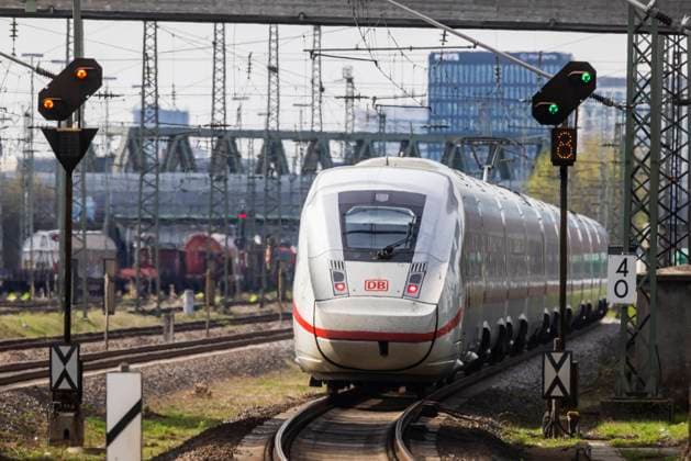 InterCityExpress ICE unterwegs auf freier Strecke. 20.03.2024: Mannheim, Baden-Württemberg, Deutschland, Europa *** InterCityExpress ICE on the open track 20 03 2024 Mannheim, Baden Württemberg, Germany, Europe