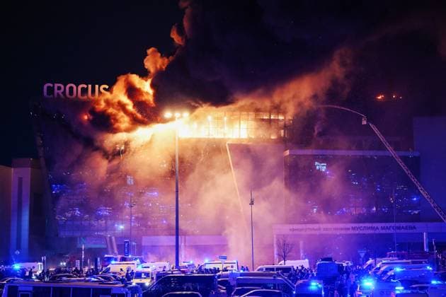 Russland, Schüsse und Brand in Konzerthalle in Moskau Russia Terrorist Attack 8647802 22.03.2024 Firefighters work to extinguish fire at the burning Crocus City Hall concert venue following a shooting incident, outside Moscow, Russia. The Russian Federal Security Service (FSB) said that there are people dead and injured as a result of the terrorist attack in the concert hall in Moscow region. A massive fire has also broken out at the venue. Maksim Blinov Sputnik Moscow region Russia  Copyright: xMaksimxBlinovx