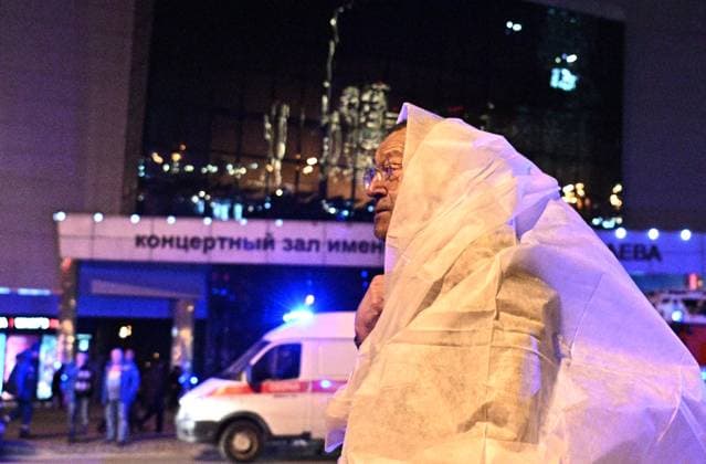 Russia Terrorist Attack 8647731 22.03.2024 A man covers himself with a disposable sheet near the Crocus City Hall concert venue following a reported shooting incident, near Moscow, Russia. The Russian Federal Security Service (FSB) said that there are people dead and injured as a result of the terrorist attack in the concert hall in Moscow region. A massive fire has also broken out at the venue. Sergey Bobylev Sputnik Moscow region Russia  Copyright: xSergeyxBobylevx