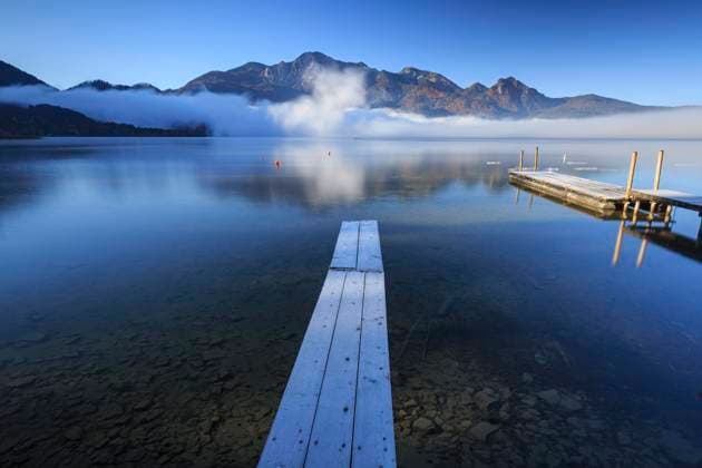 Morgenstimmung an Bergsee vor Bergen, Steg, Herbst, Reif, Nebel, Spiegelung, Kochelsee, Blick auf Herzogstand und Heimgarten, Alpenvorland, Bayern, Deutschland, Europa *** Morgenstimmung to Mountain lake before Bergen, Bridge, Fall, Ripe, Fog, Reflection, Kochelsee, View at Herzogstand and Home garden, Alpine foothills, Bavaria, Germany, Europe Copyright: imageBROKER MartinaxMelzer ibxmmm10375706.jpg